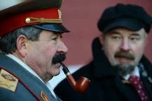 Подравшиеся в переходе двойники Ленина и Сталина помирились
