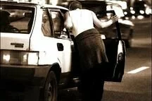 В Подмосковье связанный грабителями таксист выбрался из багажника горящей машины
