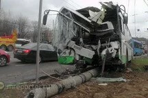 Автобус протаранил в Москве шесть машин и столб