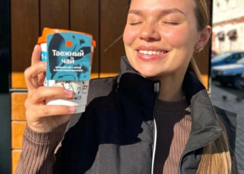 Осень — это время уютных прогулок, тёплой одежды и согревающих напитков 🧡