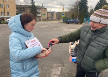22 ноября в рамках проведения Международного дня отказа от курения сотрудники ДК «Родник» провели акцию «Конфета за сигарету!» среди жителей и гостей с. Шарапово г.о. Чехов