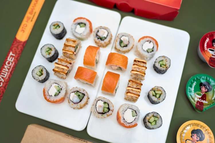 🍣 Сет “Филадельфия” — истинное наслаждение в каждом кусочке! 🌸 В составе: 🍣 Ролл Филадельфия, 🍤 ролл Аляска с креветкой, 🥒 маки с огурцом.  ✨Только свежие ингредиенты и быстрая доставка прямо к вашему столу!