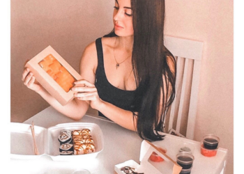 Понедельник – день тяжёлый … Но не надо так думать😉 Аппетитные роллы от ЯпоноМамы всегда готовы поднять настроение😍 _________________⠀ 🌐 jmom.ru  📞 +7 (901) 530-41-14